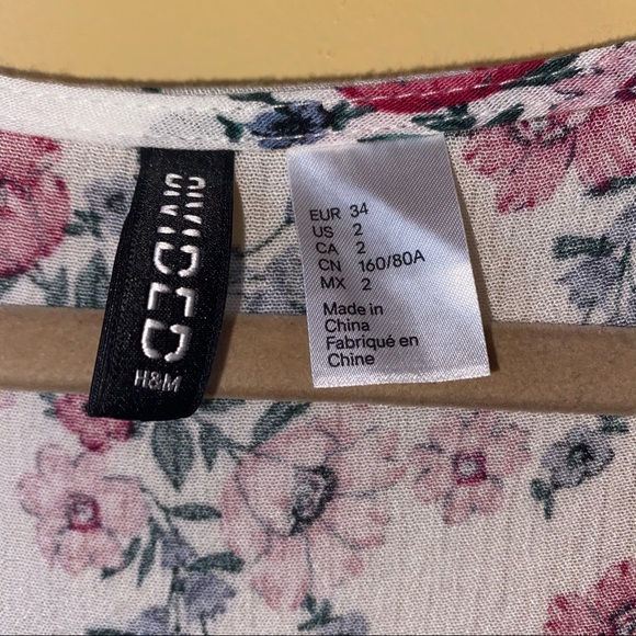 H&M | Floral Button Down Blouse size S / 2 - Picture 4 of 5